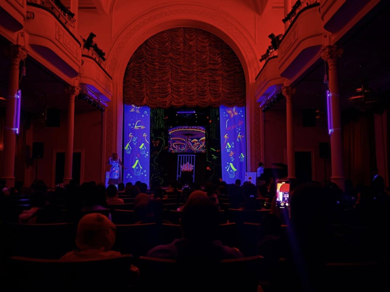 "Алиса в Стране чудес" в неоновом измерении: современная сценическая магия в Баку