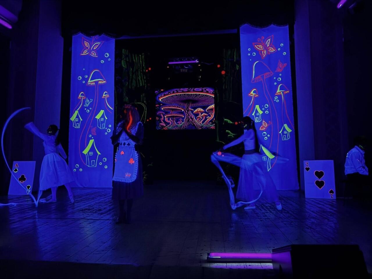 "Алиса в Стране чудес" в неоновом измерении: современная сценическая магия в Баку