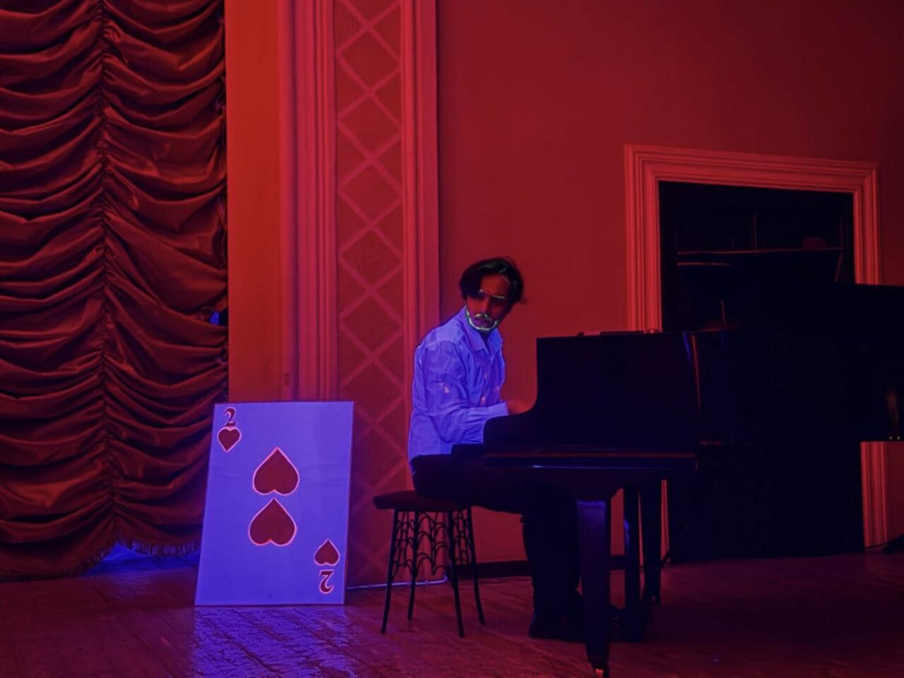 "Алиса в Стране чудес" в неоновом измерении: современная сценическая магия в Баку