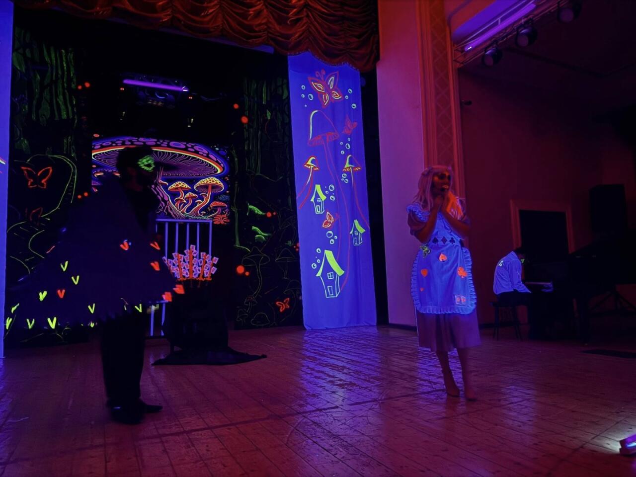 "Алиса в Стране чудес" в неоновом измерении: современная сценическая магия в Баку