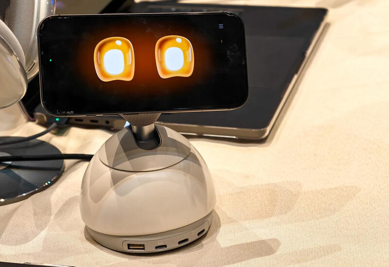 Для iPhone сделали зарядку, превращающую смартфон в робота