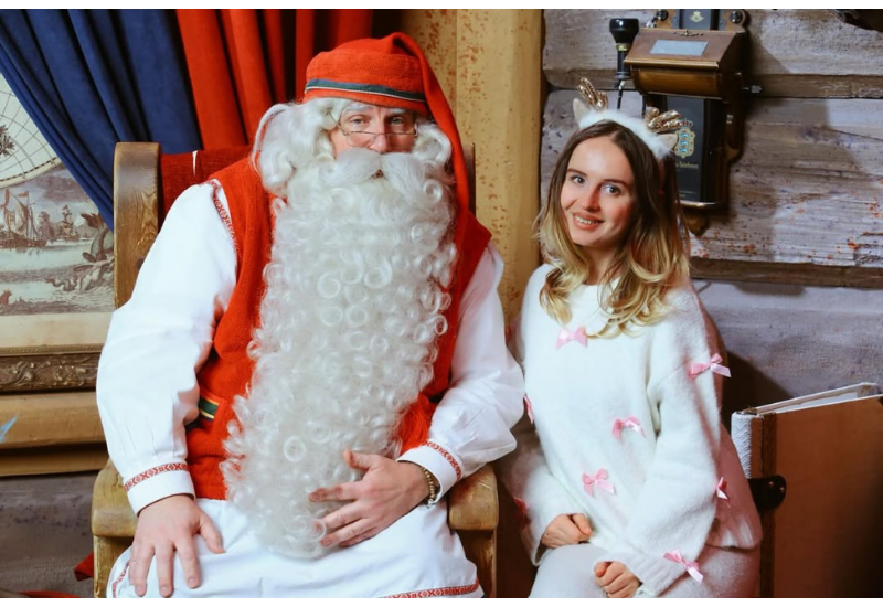 Азербайджанская тревел-блогер Лейла Мамедова на встрече с Сантой