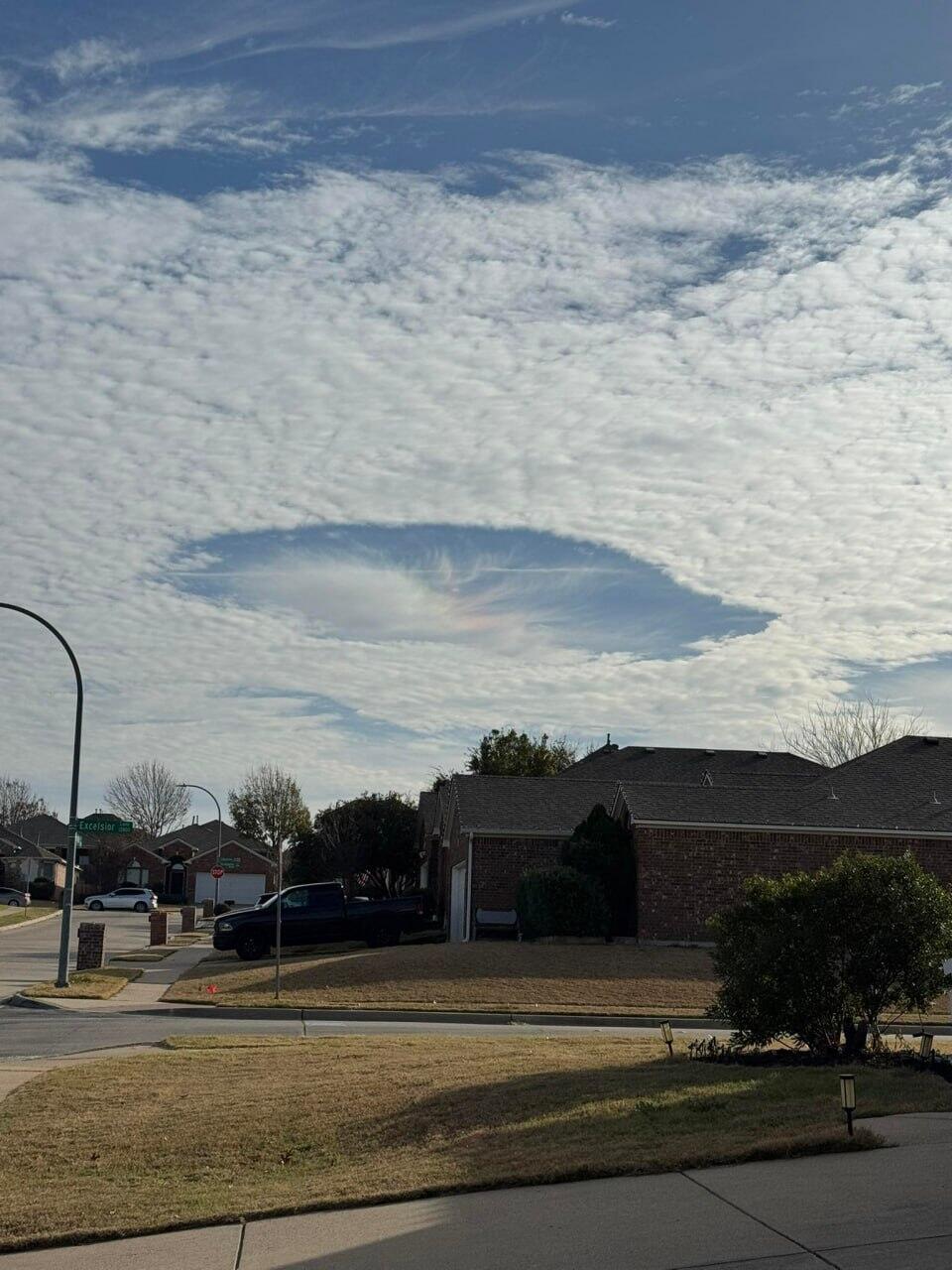 Жители в США наблюдали необычные дыры в облаках