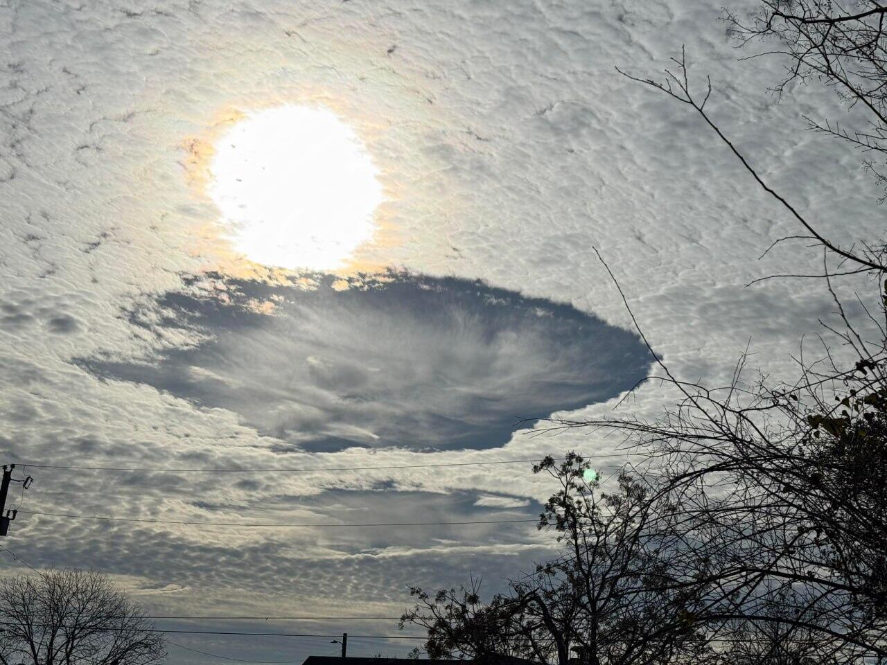 Жители в США наблюдали необычные дыры в облаках