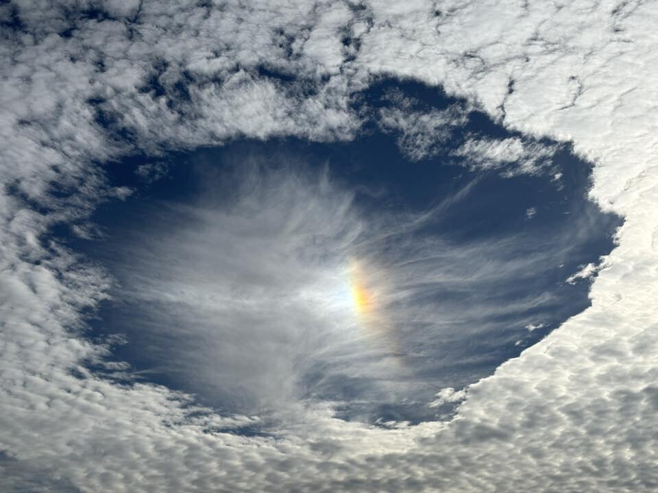 Жители в США наблюдали необычные дыры в облаках