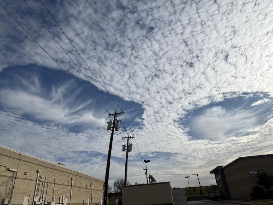 Жители в США наблюдали необычные дыры в облаках