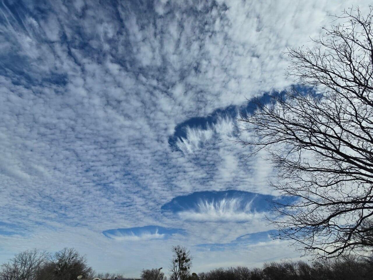 Жители в США наблюдали необычные дыры в облаках