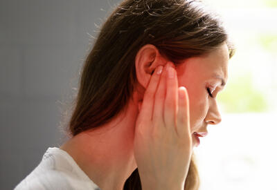 Названа неочевидная причина шума в ушах у женщин