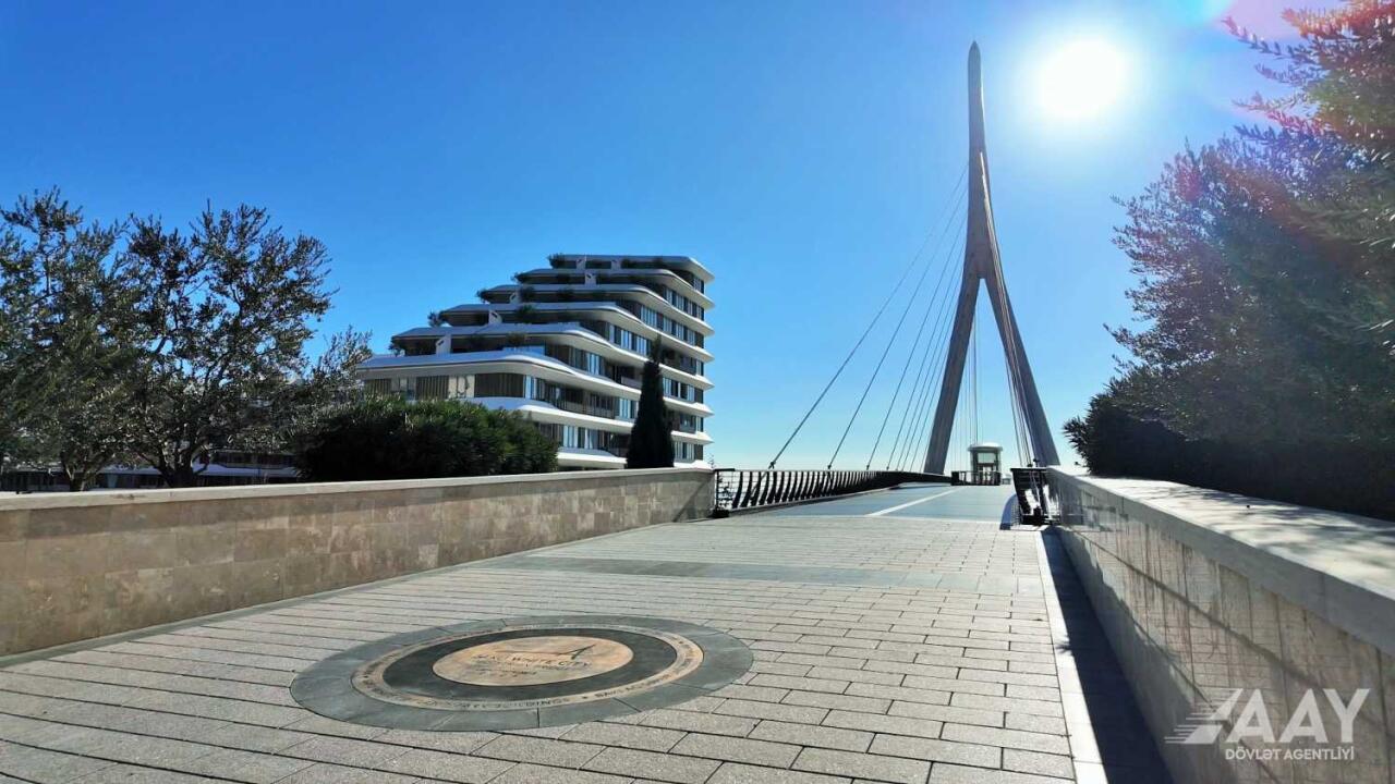 В Баку открыт уникальный пешеходный мост