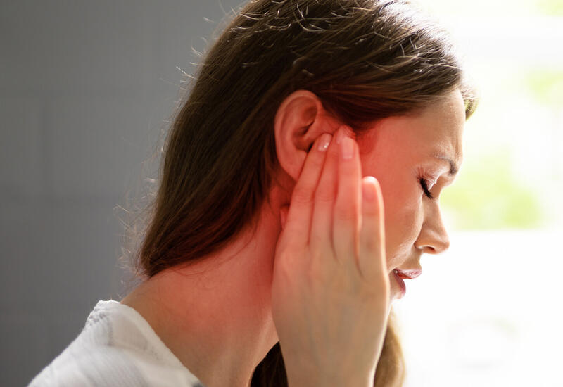 Названа неочевидная причина шума в ушах у женщин