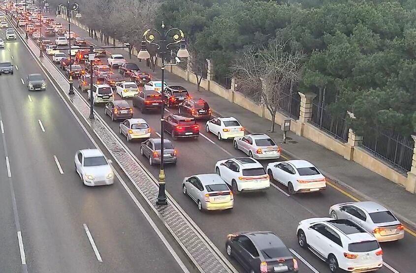 Sürücülərin NƏZƏRİNƏ: Bakıda bu yollarda sıxlıq var