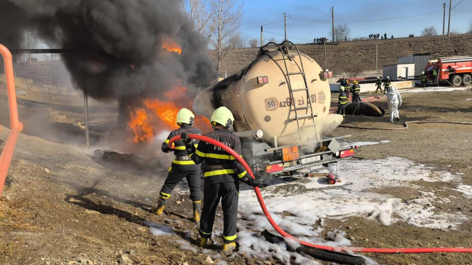 В Гахском районе загорелся автомобиль с топливом, есть погибший