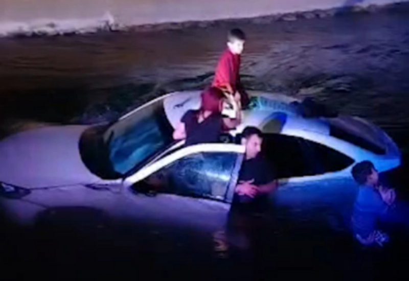 Автомобиль упал в канал в Бейлагане - 4 человека спасены