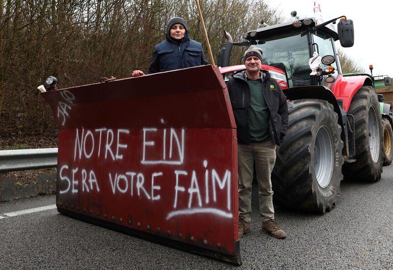Французские фермеры въехали в Париж на тракторах