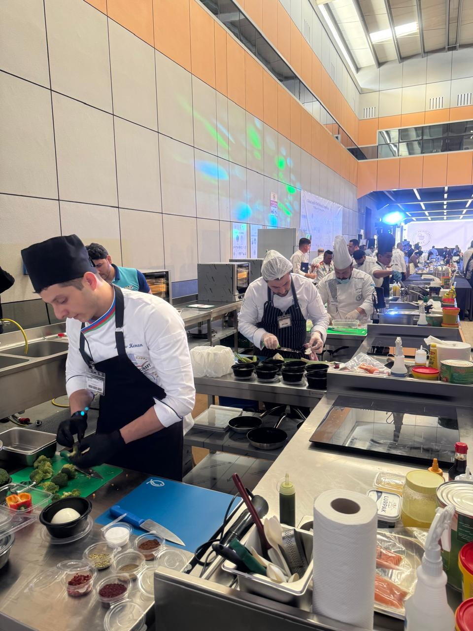 Мастерство азербайджанских кулинаров отмечено медалями международного чемпионата в ОАЭ