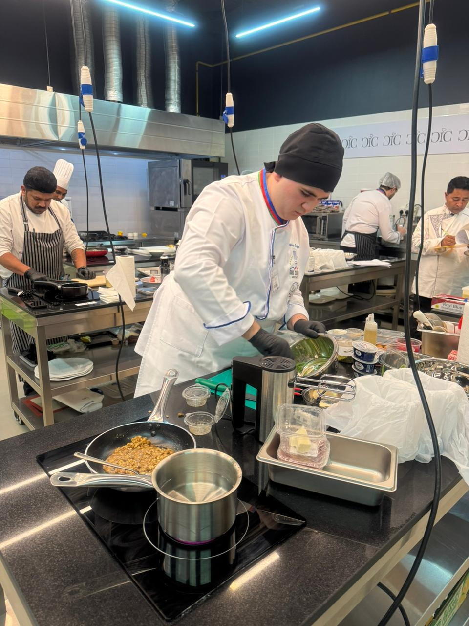 Мастерство азербайджанских кулинаров отмечено медалями международного чемпионата в ОАЭ