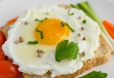 Врач рассказал о скрытом вреде яичницы