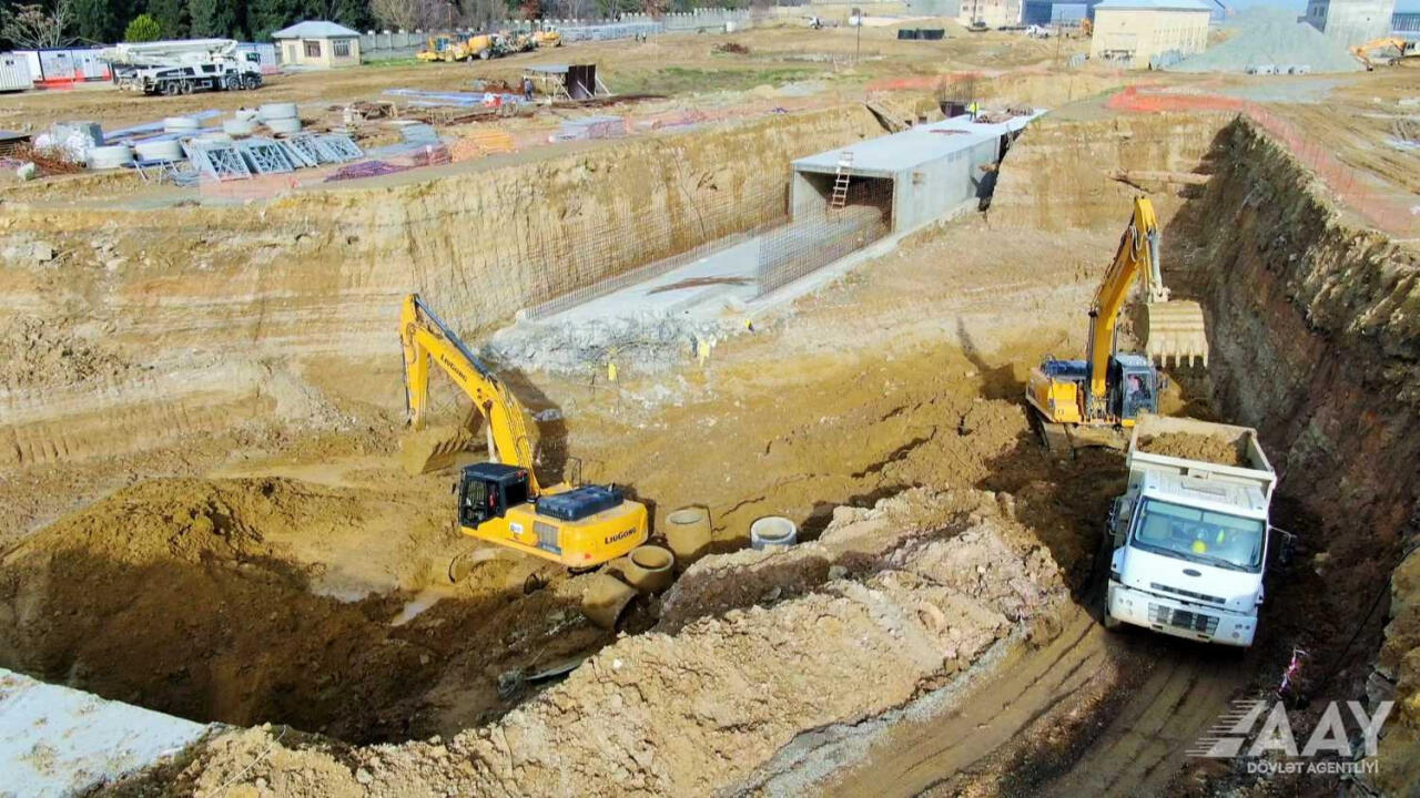 В Баку началось строительство новых автомобильного и пешеходного тоннелей