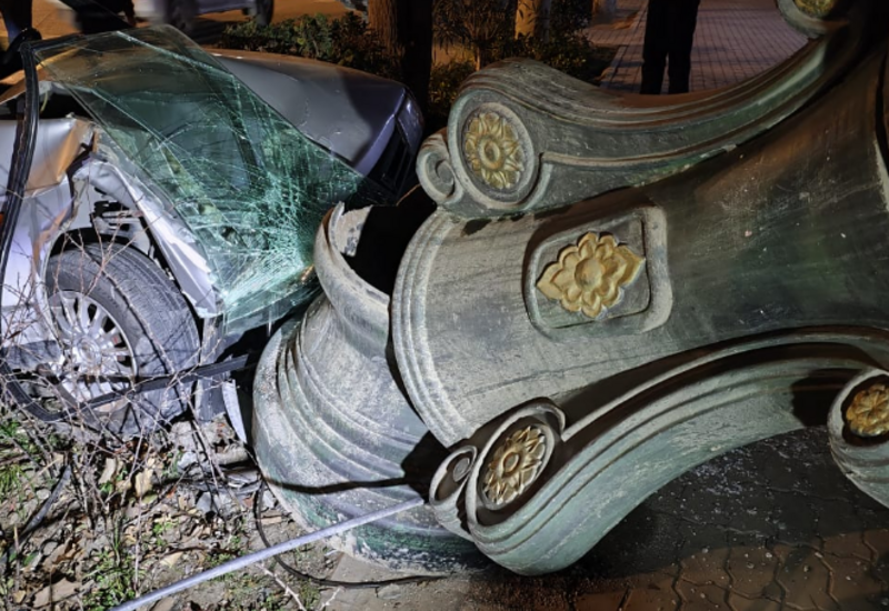 Автомобиль врезался в фонарный столб в Гяндже