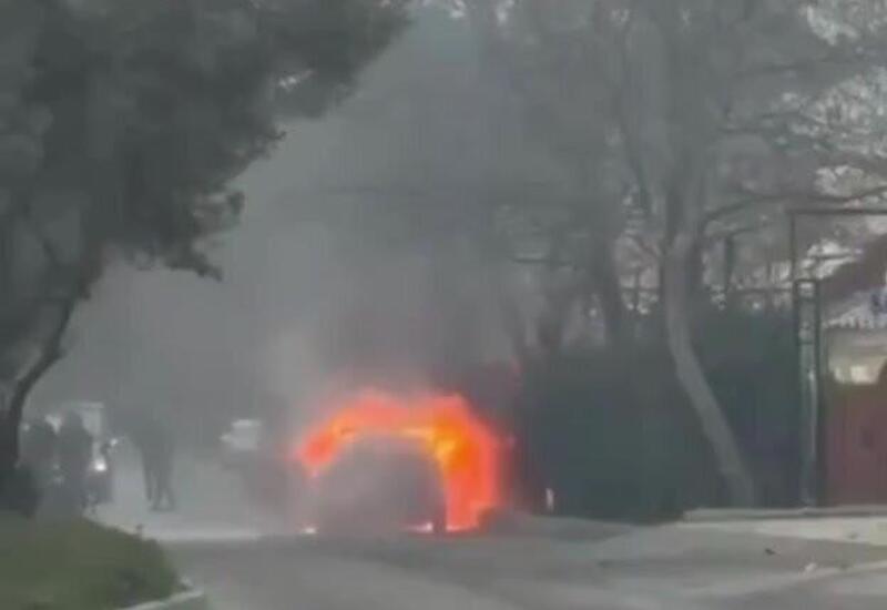 В Баку сгорел автомобиль