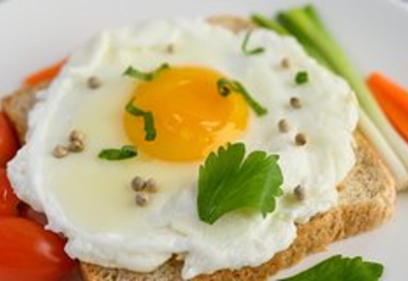 Врач рассказал о скрытом вреде яичницы