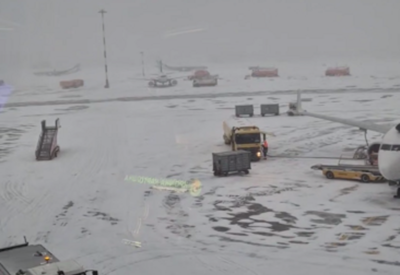 Непогода привела к задержкам и отменам рейсов в аэропортах Москвы