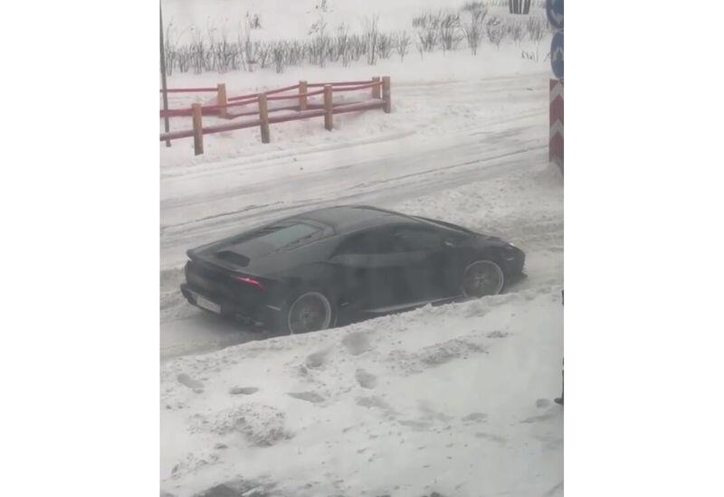 Спорткар Lamborghini увяз в снегу в Москве