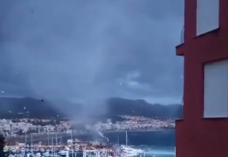 В Испании водяной смерч повредил яхты и катера