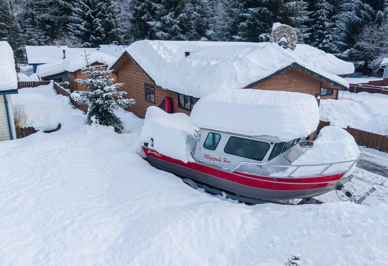 Рекордные снегопады обрушились на Аляску и Канаду