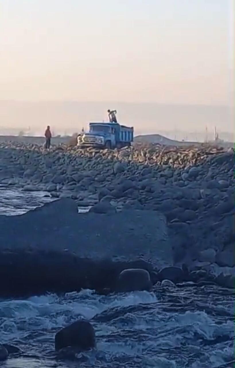 В Балакене пресечен незаконный вывоз песка и гравия из реки