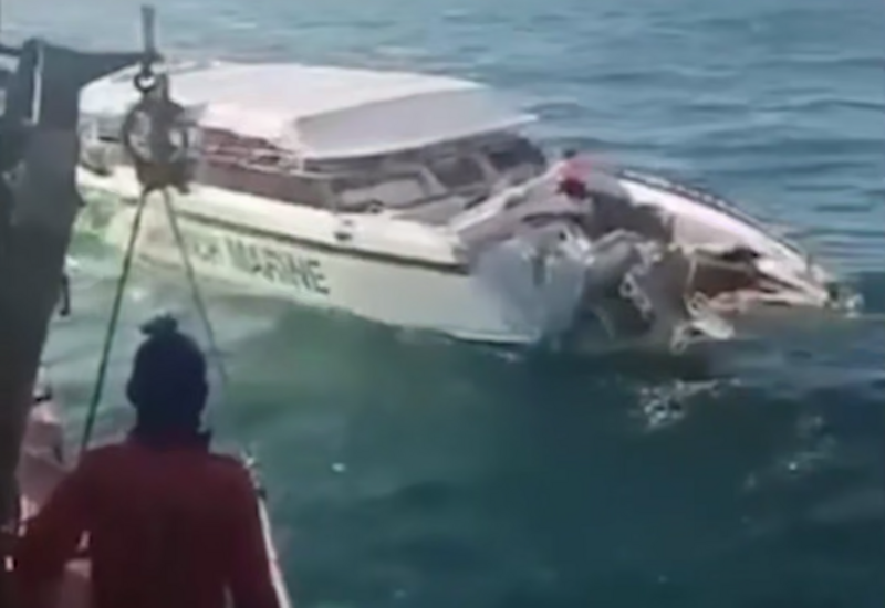 Кадры с места столкновения туристического судна и траулера в Таиланде
