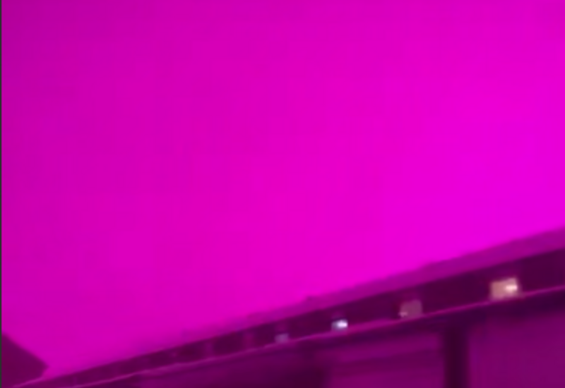 Британский Бирмингем удивил жителей неоново-розовым небом