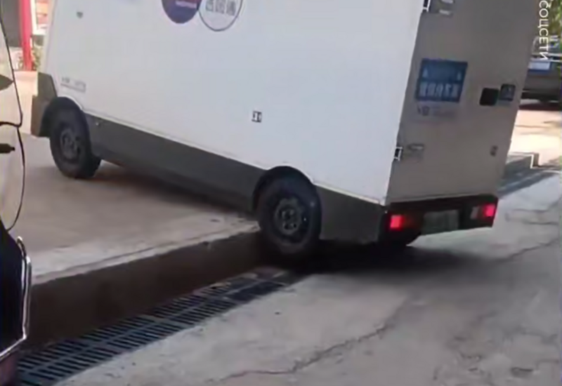 Новый робот-доставщик появился в Китае