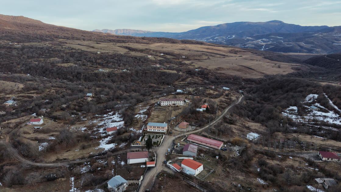 Президент Ильхам Алиев ознакомился с работами, проведенными в селе Чапар Агдеринского района
