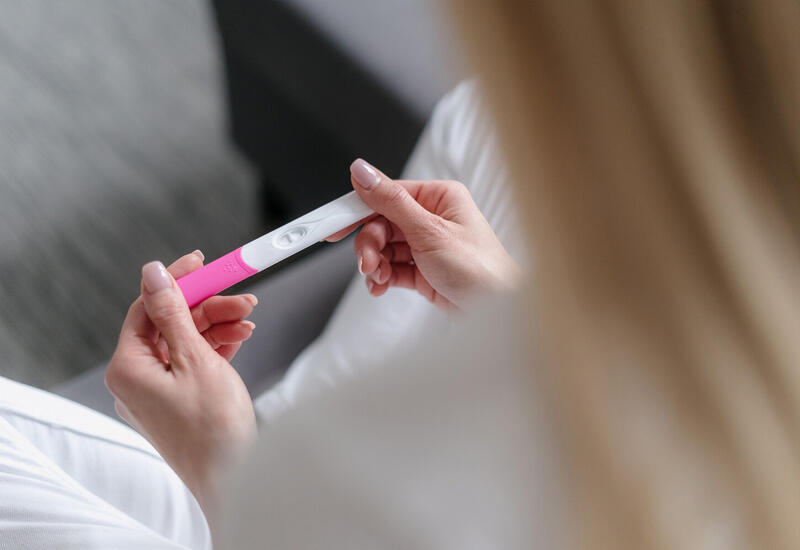 Врач рассказала, в какое время суток нужно делать тест на беременность