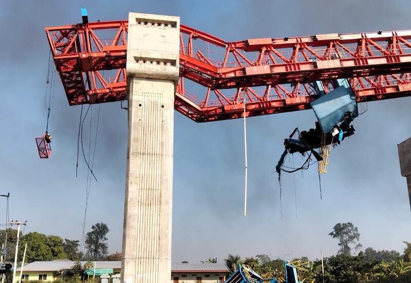 Строительный кран рухнул на поезд в Таиланде