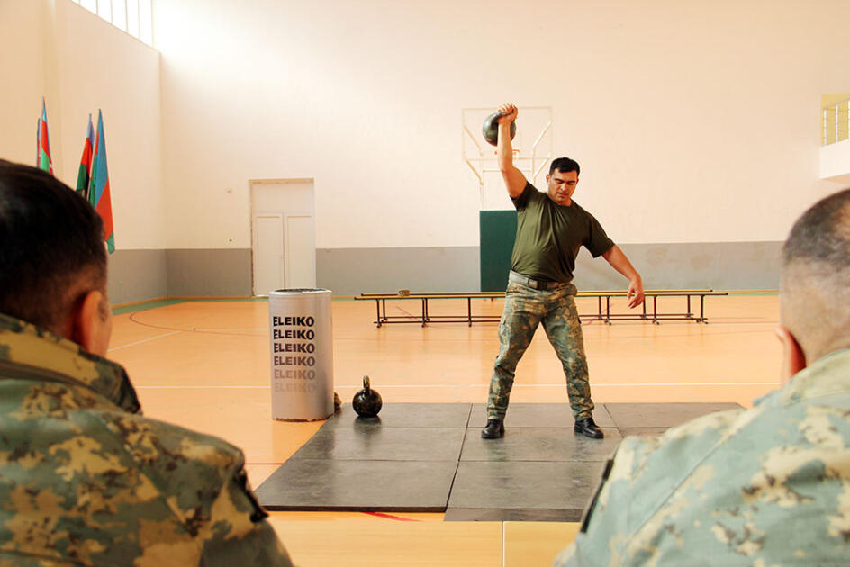 В Азербайджанской армии состоялось первенство по гиревому спорту