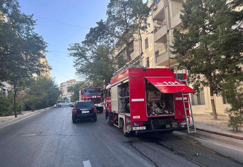 Пожар в жилом доме в Баку, жители эвакуированы