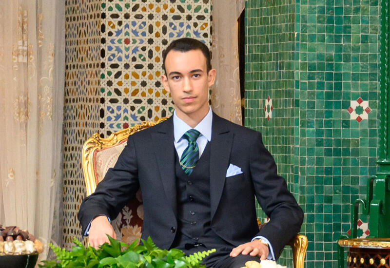 22 yaşlı Mərakeş Şahzadəsinin əlini öpmək istəyənlərə