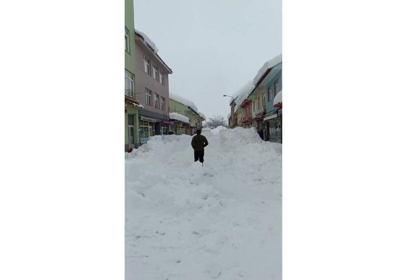 Рекордные снегопады обрушились на ряд провинций Турции