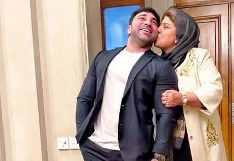 Kamil Zeynallı anası və qızı ilə