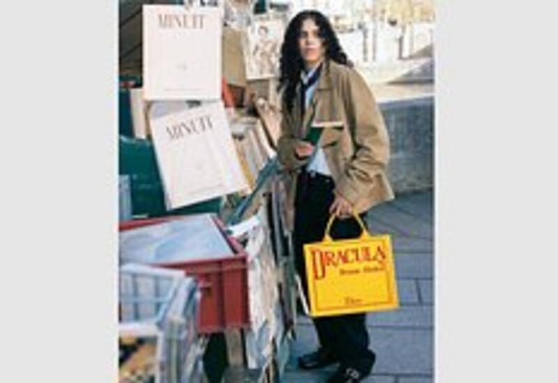 Dior выпустил сумку с обложкой «Дракулы»