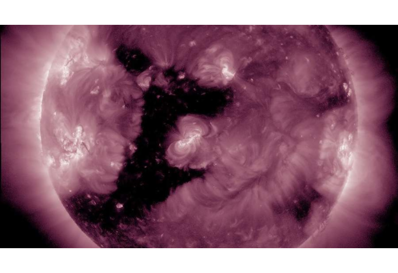 На Солнце зафиксировали корональную дыру необычной формы