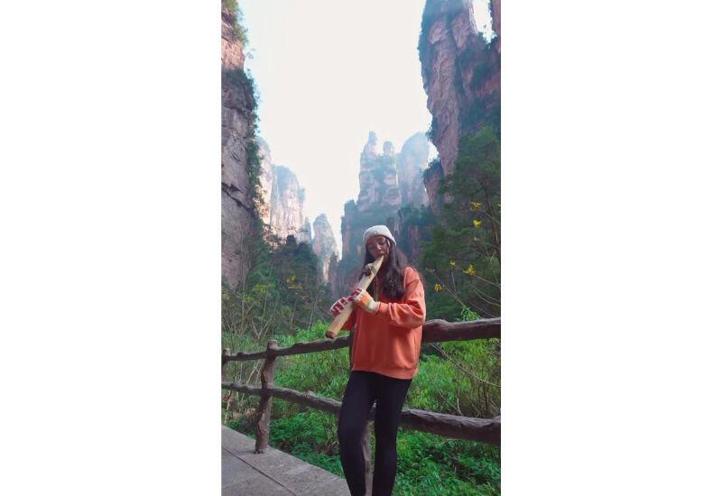 Необычное исполнение на флейте среди загадочных гор в Китае