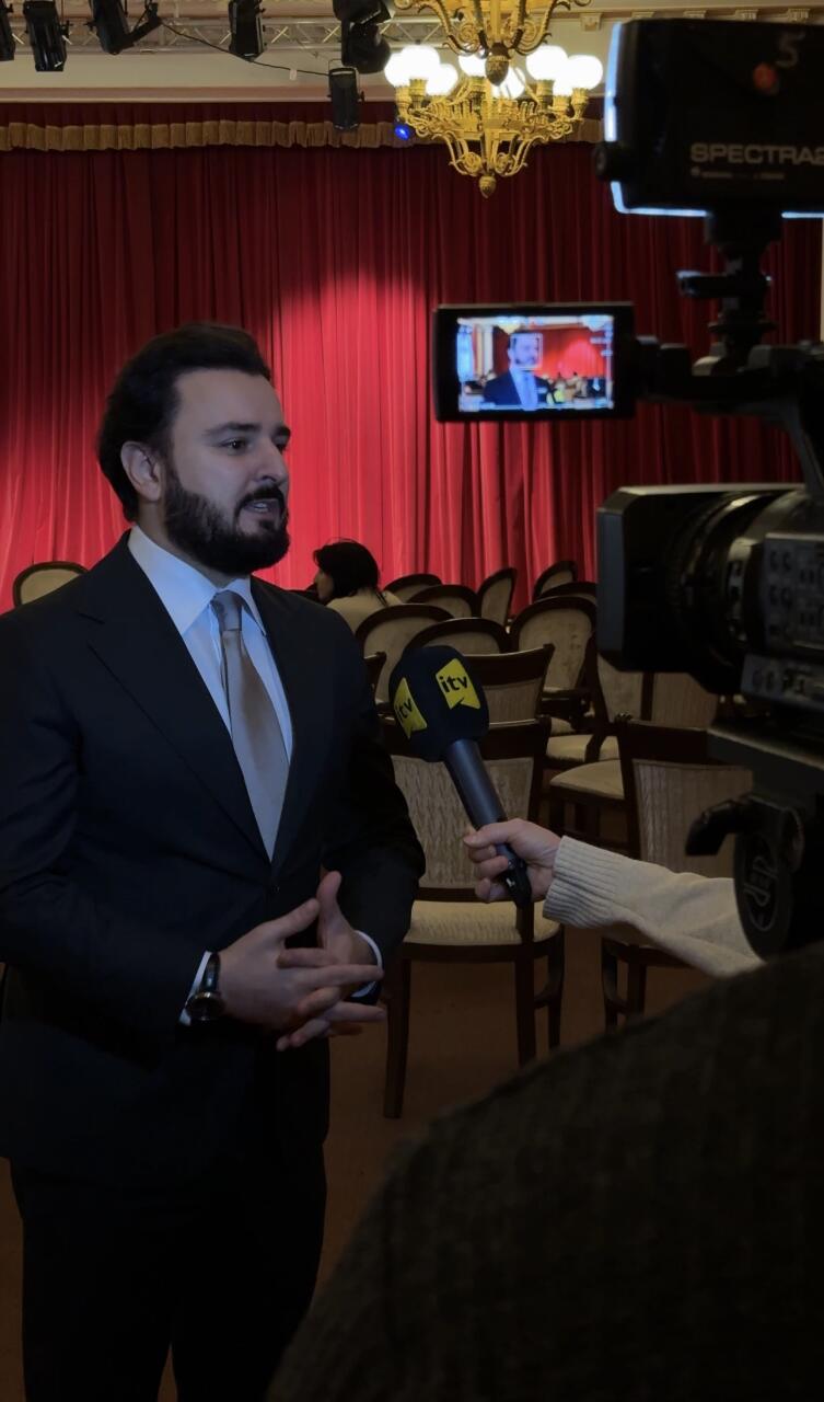 В Азербайджане стартовал проект "Искусство без границ" – первым гостем стал Эйюб Гулиев