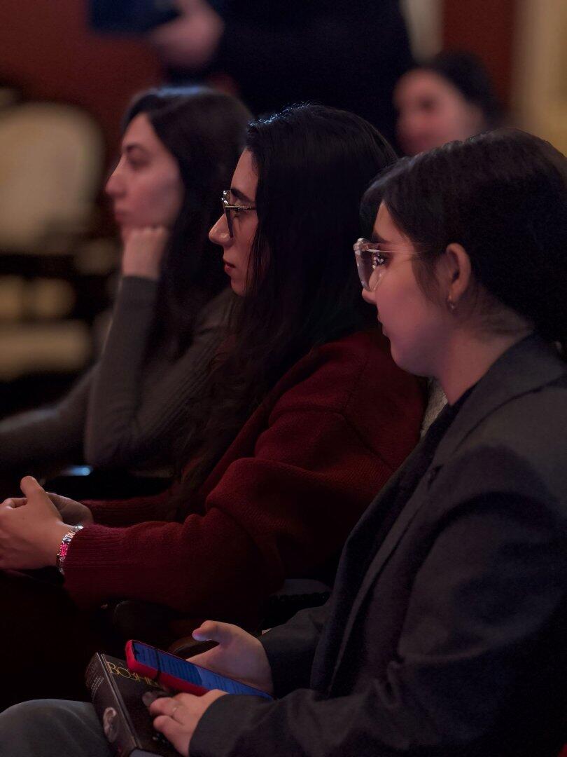 В Азербайджане стартовал проект "Искусство без границ" – первым гостем стал Эйюб Гулиев