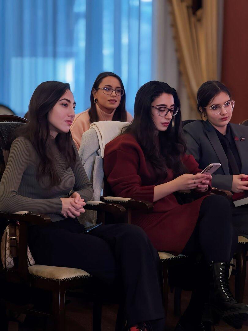 В Азербайджане стартовал проект "Искусство без границ" – первым гостем стал Эйюб Гулиев