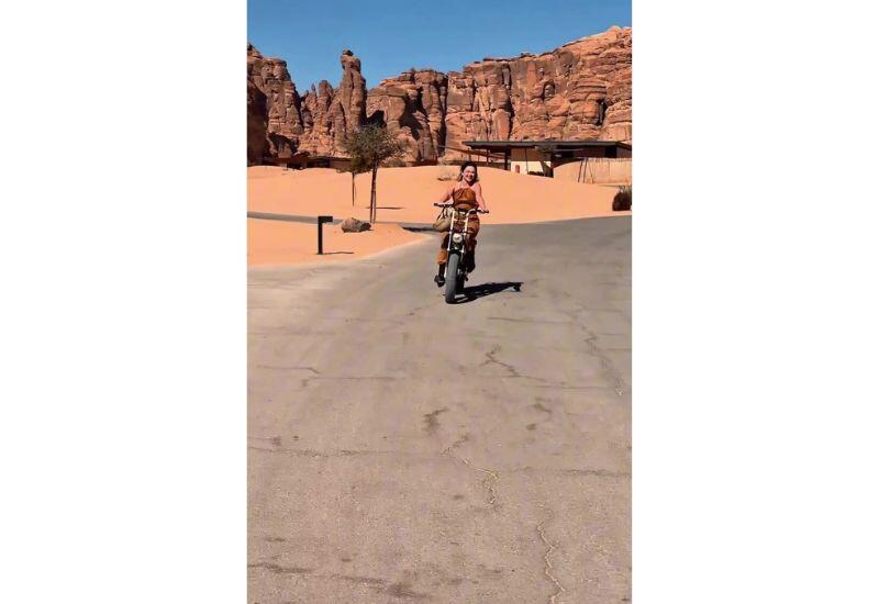 Наджиба наслаждается прогулкой на скутере в Аль-Уле