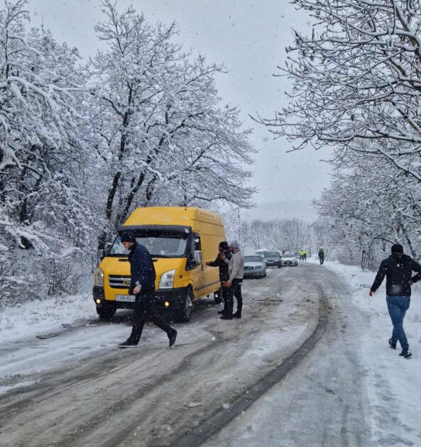 Снег осложнил движение на дороге Баку–Шамахы–Евлах