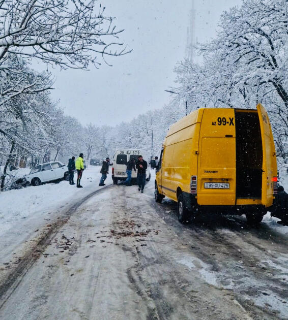 Снег осложнил движение на дороге Баку–Шамахы–Евлах